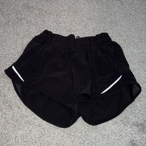 LULULEMON HOTTY HOT SHORTS 2.5 INSEAM